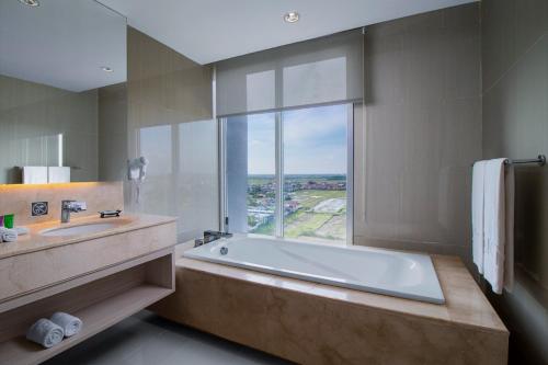 Koupelna v ubytování Grand Tan Banjarmasin Hotel & Convention Center