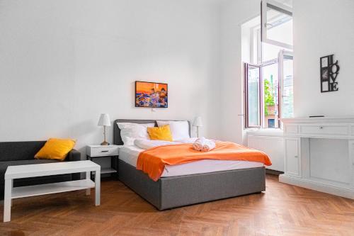 Postel nebo postele na pokoji v ubytování Cozy 2BR Apt with TV & Netflix, Steps from AKH