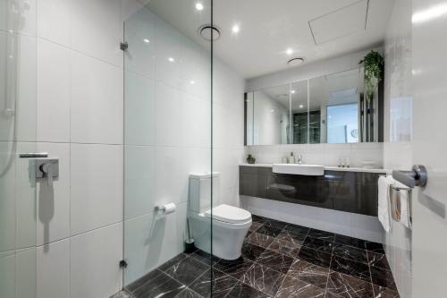 une salle de bain avec toilettes, lavabo et miroir dans l'établissement Lakefront Retreat with Stunning Views, à Kingston 