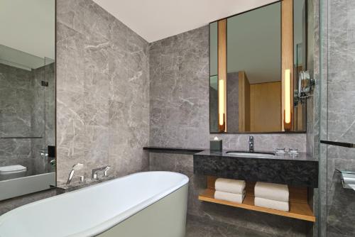 Ein Badezimmer in der Unterkunft Sheraton Kuching Hotel