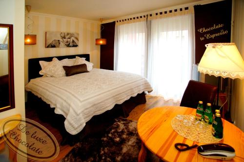 sypialnia z łóżkiem i stołem z lampką w obiekcie Hotel Ottaviano w Świnoujściu
