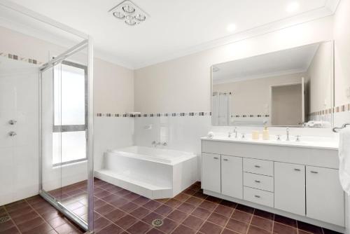 Ένα μπάνιο στο Water Lane - Swimming Pool - 4 Mins Walk to Bay