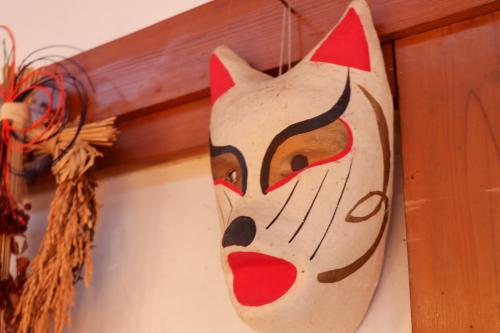 村上市にあるいろむすびの宿の壁掛け猫面