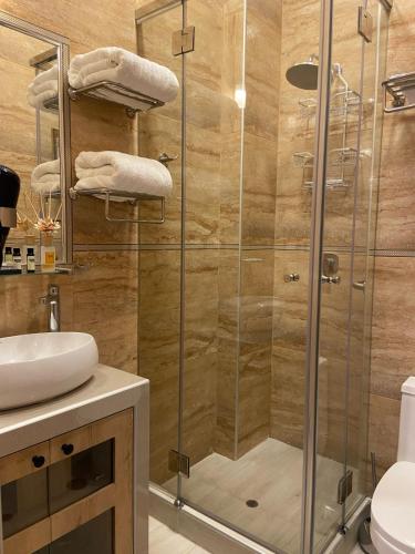 Bilik mandi di Hotel Boutique PLAZA GIBAJA