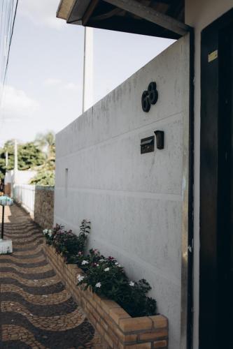 a wall with a bunch of plants on it at Villa Rio in Brotas