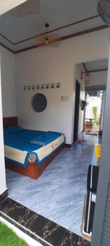 a bedroom with a bed in a room at HomeStay Nhà E Phú Yên in Kon Rung (1)