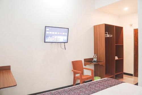 RR -2 Syariah Hotel SLGにあるテレビまたはエンターテインメントセンター