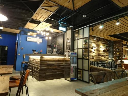 a bar in a restaurant with a blue wall at Pinestone Inn in Ji'an