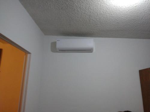 a ceiling with a air conditioner on a white wall at Agradable habitación A in Mexicali