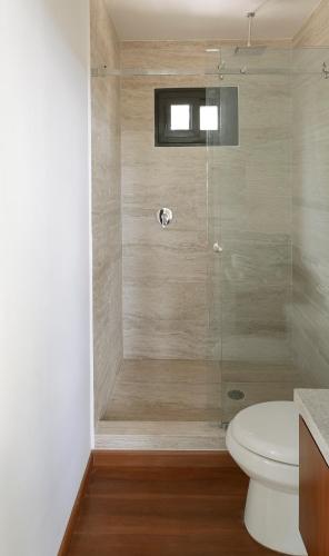 a bathroom with a shower with a toilet and a sink at Casa Contenedor en Valladolid in Valladolid