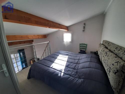 - une chambre avec un lit et une mezzanine dans l'établissement Pavillon à Valras-Plage, 4 pers, piscine, clim, parking, proche mer - FR-1-781-68, à Valras-Plage