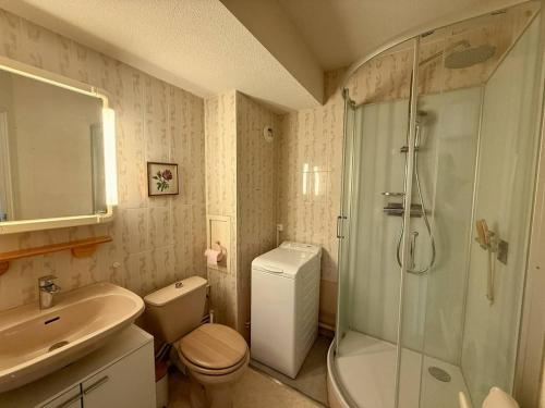une salle de bain avec une douche, des toilettes et un lavabo dans l'établissement Arcachon: Appartement proche plages avec balcon et parking - FR-1-433-136, à Arcachon