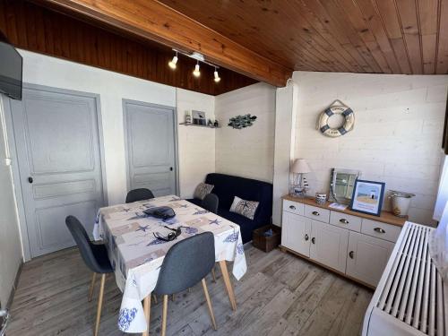 une salle à manger avec une table et des chaises dans l'établissement Maison confortable proche centre, climatisée, 4 personnes - FR-1-701-88, à Valras-Plage