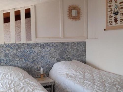 - une chambre avec un lit, un placard et un sidx dans l'établissement Villa T3 avec climatisation près du lac à Le Barcarès - FR-1-782-75, au Barcarès