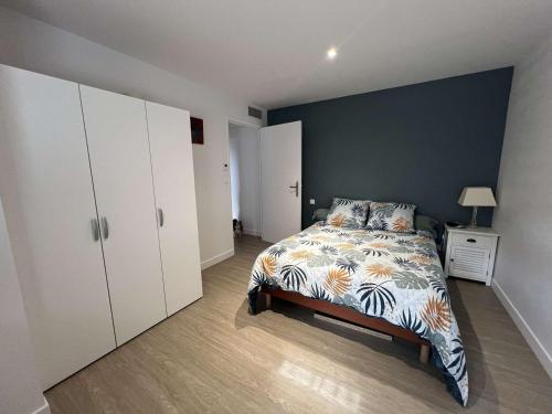 une chambre avec un lit et un mur bleu dans l'établissement Maison plain-pied climatisée, 3 chambres, proche plage - FR-1-701-89, à Valras-Plage