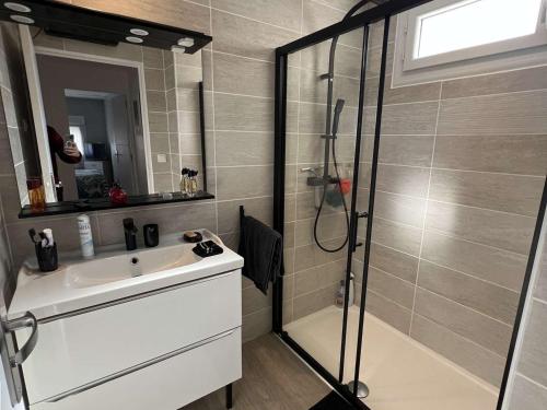 une salle de bain avec une douche et un lavabo et une douche dans l'établissement Maison plain-pied climatisée, 3 chambres, proche plage - FR-1-701-89, à Valras-Plage