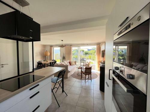 une cuisine et un salon avec un canapé et une table dans l'établissement Maison 4* à Beg Meil, proche plage avec jardin, 3 chambres, parking - FR-1-481-177, à Fouesnant