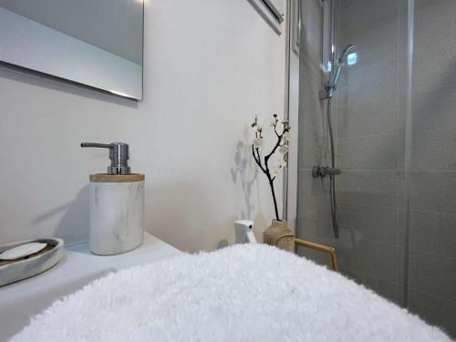 une salle de bain avec une douche et un lavabo et un lavabo dans l'établissement Maison 4* à Beg Meil, proche plage avec jardin, 3 chambres, parking - FR-1-481-177, à Fouesnant