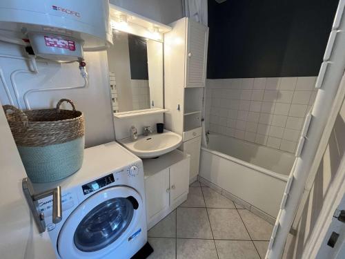 une salle de bain avec une machine à laver et un lavabo dans l'établissement Appartement Moderne Vue Mer, Dernier Étage, Parking Privé - FR-1-324A-71, à Saint-Hilaire-de-Riez