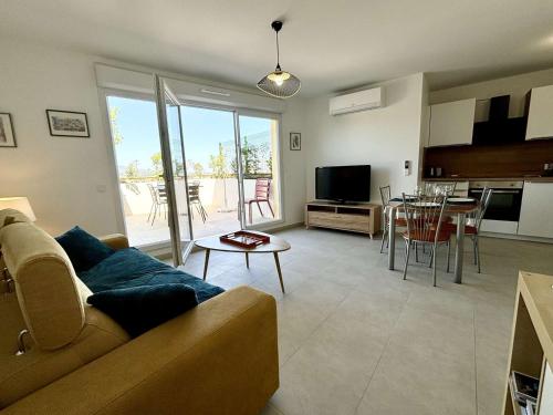 un salon avec un canapé et une table dans l'établissement Appartement 2 pièces, 4 pers, Climatisation, Parking à Cogolin - FR-1-226B-235, à Cogolin