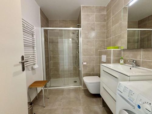 une salle de bain avec une douche, des toilettes et un lavabo dans l'établissement Appartement 2 pièces, 4 pers, Climatisation, Parking à Cogolin - FR-1-226B-235, à Cogolin