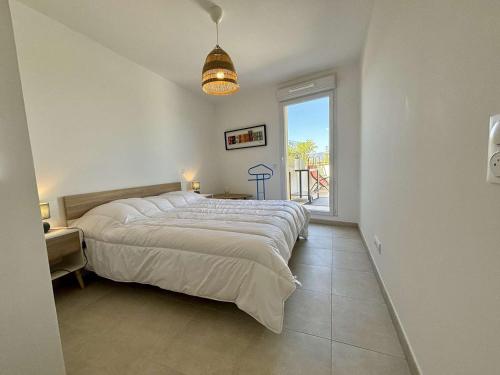 une chambre avec un grand lit et une fenêtre dans l'établissement Appartement 2 pièces, 4 pers, Climatisation, Parking à Cogolin - FR-1-226B-235, à Cogolin