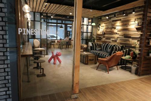 a store with chairs and furniture in a room at Pinestone Inn in Jian
