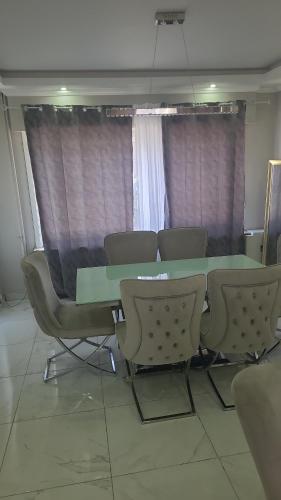 a conference room with a green table and chairs at Une Maison chaleureuse in Lebbeke