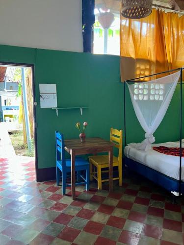 a room with a table and chairs and a bed at Casa Gallo Pinto in Granada