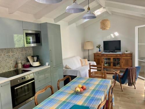 une cuisine avec une table avec un bol de fruits dessus dans l'établissement Maison de plain pied à L'Herbaudière près plage et ports - 4 pers. - FR-1-823-122, à Noirmoutier-en-l'lle