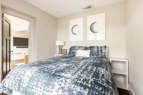 a bedroom with a bed with a blue comforter at Montebello Views in Cupertino