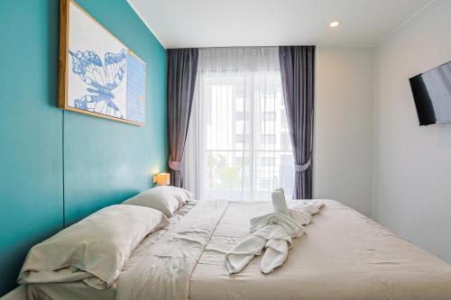 シャロンにあるPool View 1 Bed Apt T2-520の窓のある部屋にある大きなベッド