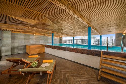 Bazén v ubytování Platinum Danang Hotel nebo v jeho okolí