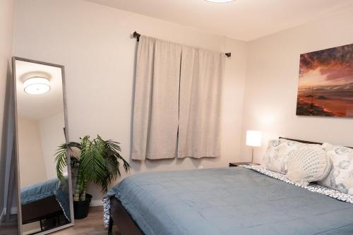 サンディエゴにあるCentral San Diego 3BR Home Near Beachesの青いベッドと窓のある寝室