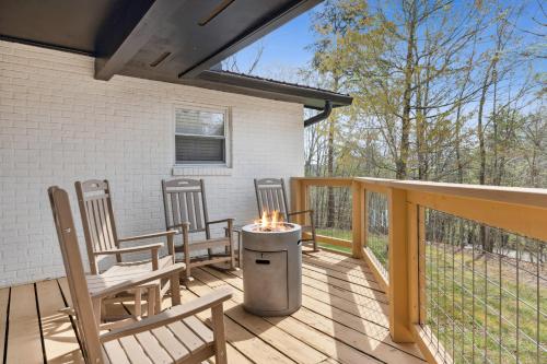 Μπαλκόνι ή βεράντα στο Bluff Mountain Bungalow home