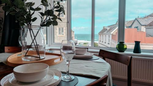 Posezení v ubytování Central Apartment- Stunning Sea Views- 100m to Beach- Brand New for 2025- Sleeps 6