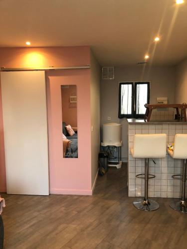 une chambre vide avec un lit dans l'établissement Petite dépendance cosy proche aéroport, à Orly