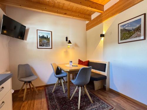 a small dining room with a table and chairs at Apart - und Frühstückspension Jägerheim in Kaunertal