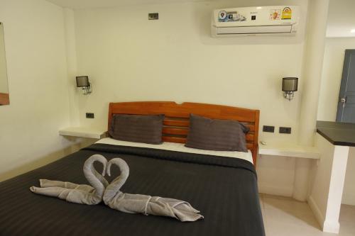 two swans made out of towels on a bed at Aussieland Bungalows in Lamai