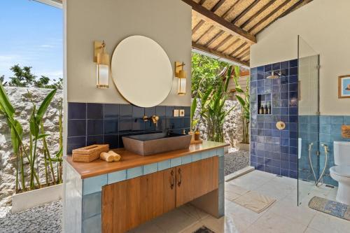 Et badeværelse på Villa Blue Style Pool Loft with Kitchen warnavillas