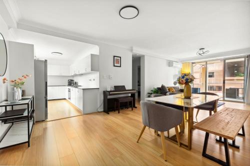 Η κουζίνα ή μικρή κουζίνα στο Spacious 2-Bed Apartment Near Parramatta CBD