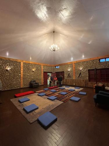 Una vista aérea de una habitación con colchonetas de yoga. en Resort Thasang Village, en Lete