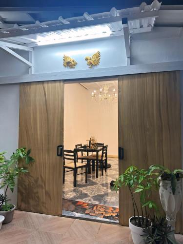 a dining room with a table through a glass door at Casa Felice in Legazpi