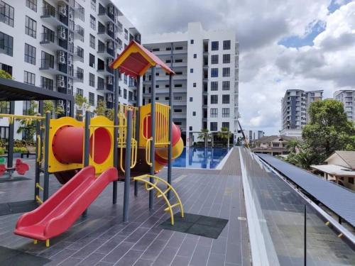 古晋Armadale Galacity Pool View 3R2B 6pax的游泳池前带滑梯的游乐场