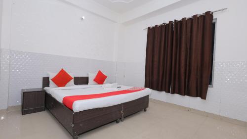 Ένα ή περισσότερα κρεβάτια σε δωμάτιο στο Hotel ZoVo Agra
