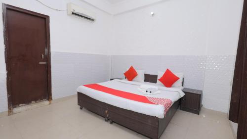 Ένα ή περισσότερα κρεβάτια σε δωμάτιο στο Hotel ZoVo Agra
