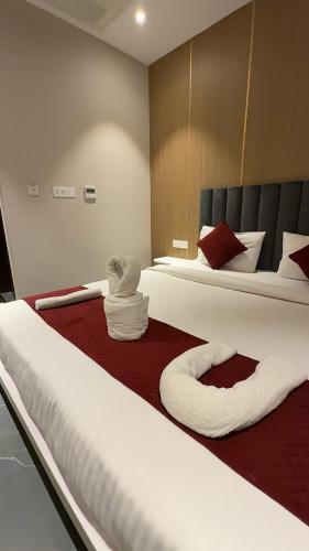 Una cama o camas en una habitación de Hotel River Rhythm Assi Ghat