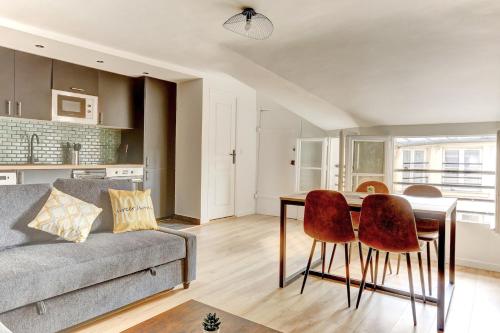 un salon avec un canapé et une table dans l'établissement Le Berthier - Versailles, à Versailles