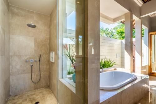 Koupelna v ubytování The Akasha Seminyak Bali Luxury Villas