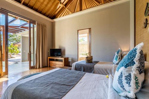 Postel nebo postele na pokoji v ubytování The Akasha Seminyak Bali Luxury Villas